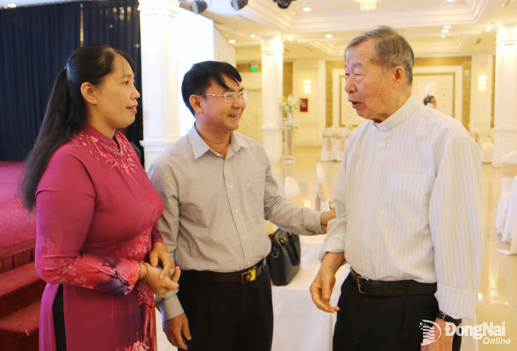 Le Thi Thai, medlem av den provinsiella partikommittén, biträdande chef för den provinsiella partikommitténs propaganda- och massmobiliseringskommission, och biträdande chef för avdelningen för etniska minoriteter och religioner i Dong Nai-provinsen, diskuterade med fader Tran Xuan Thao, vice ordförande för den vietnamesiska katolska solidaritetskommittén och ordförande för den vietnamesiska katolska solidaritetskommittén i Dong Nai-provinsen, vid mötet. Foto: Van Truyen