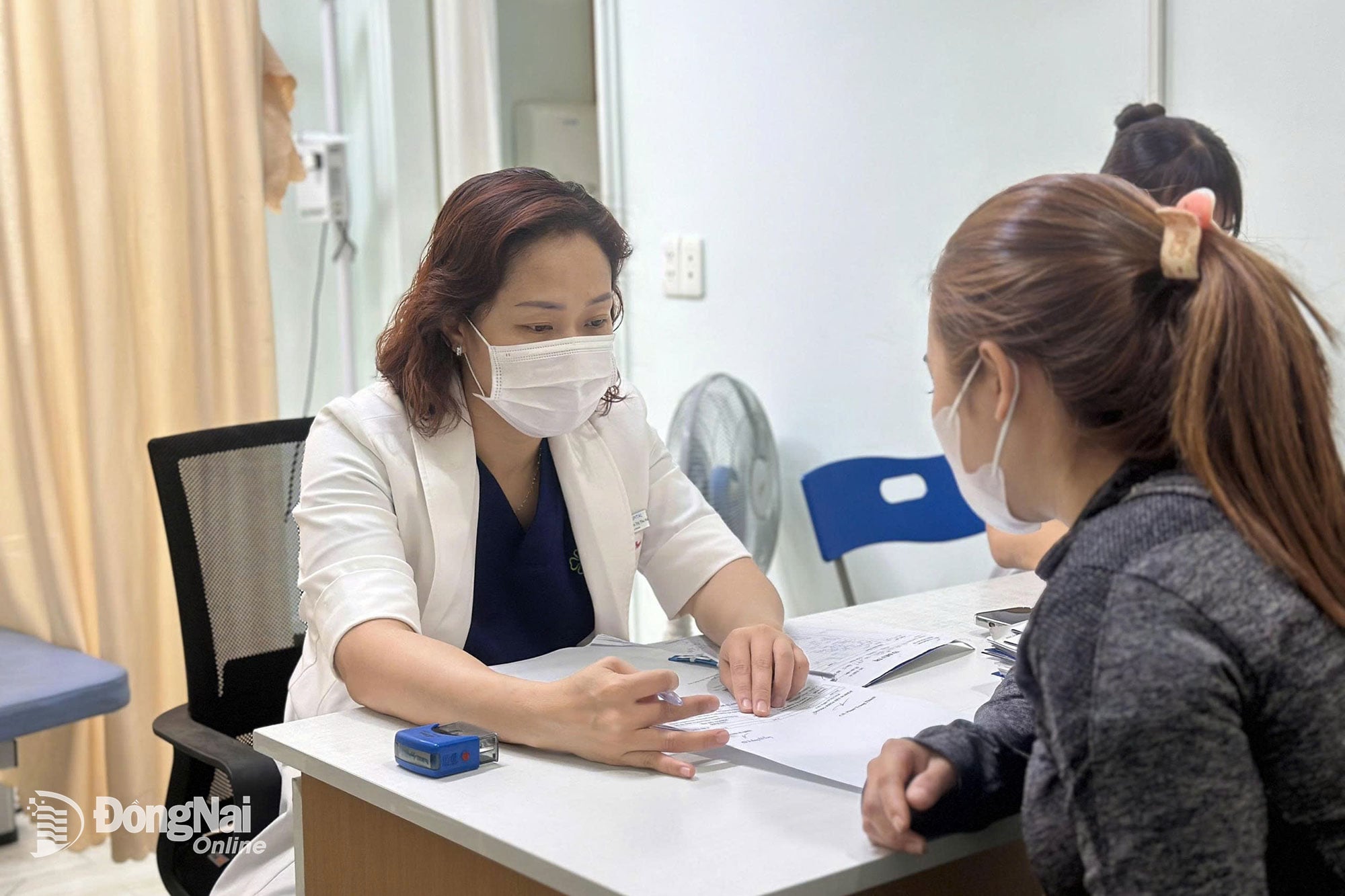 Không chỉ ảnh hưởng đến bản thân, khói thuốc lá cũng ảnh hưởng gián tiếp đến người phụ nữ ở cùng và làm tăng nguy cơ hiếm muộn cho người phụ nữ. Trong ảnh: Bác sĩ Nguyễn Thị Thu Hà, Khoa Phụ sản - hiếm muộn tư vấn hiếm muộn cho bệnh nhân tại Bệnh viện Âu Cơ. Ảnh: Bích Nhàn
