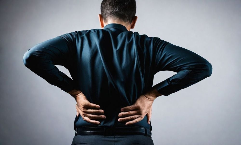 Đau vùng thắt lưng âm ỉ kéo dài, coi chừng viêm cột sống dính khớp- Ảnh 1.