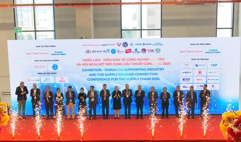 Ledere fra Ho Chi Minh-byens industri- og handelsdepartement og delegater foretok åpningsseremonien for arrangementet. Foto: Minh Khue.