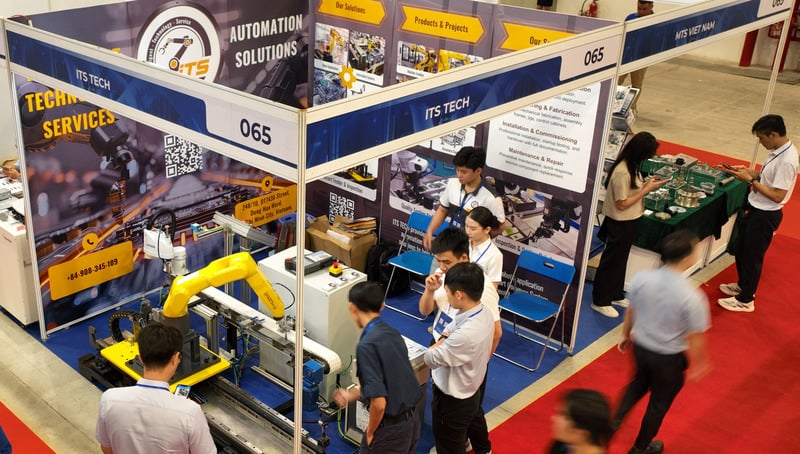 Utstillingsforumet skaper muligheter for innenlandske støttende industribedrifter til å komme i direkte kontakt med ledende produsenter, utenlandske direkteinvesteringer, store produksjonsselskaper og industriparkenes økosystem. Foto: Minh Khue