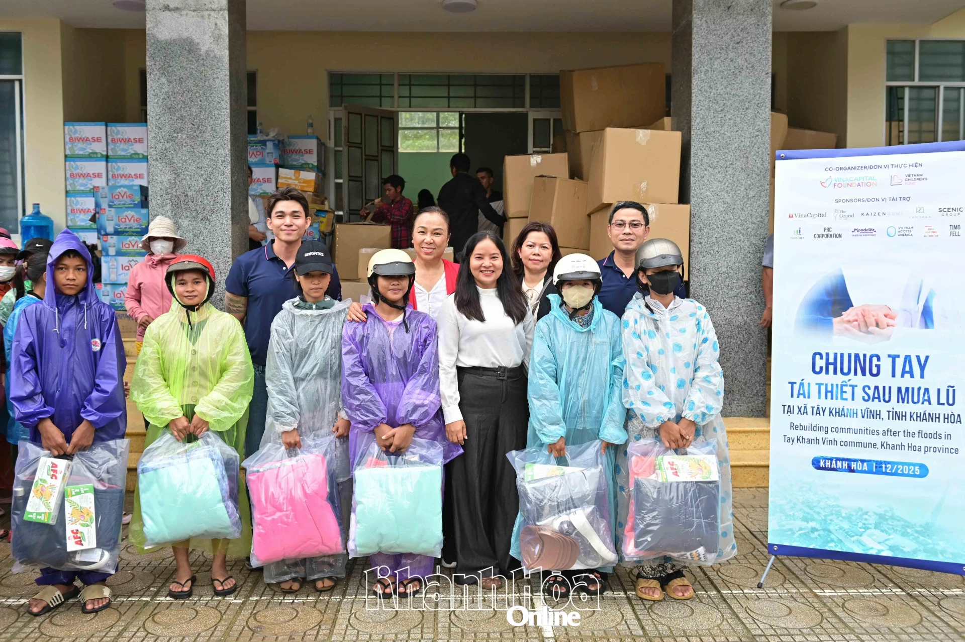 Đại diện các đơn vị, doanh nghiệp và địa phương trao quà cho người dân.