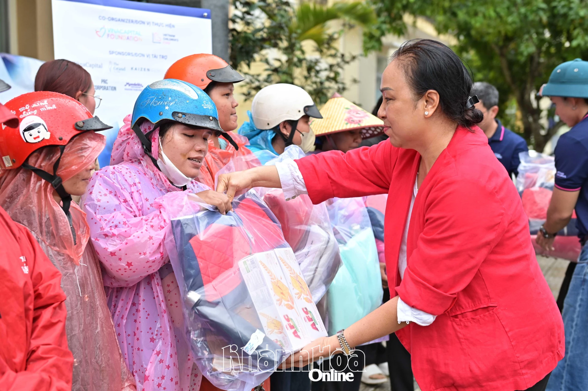 Đại diện đoàn trao quà đến người dân xã Tây Khánh Vĩnh.