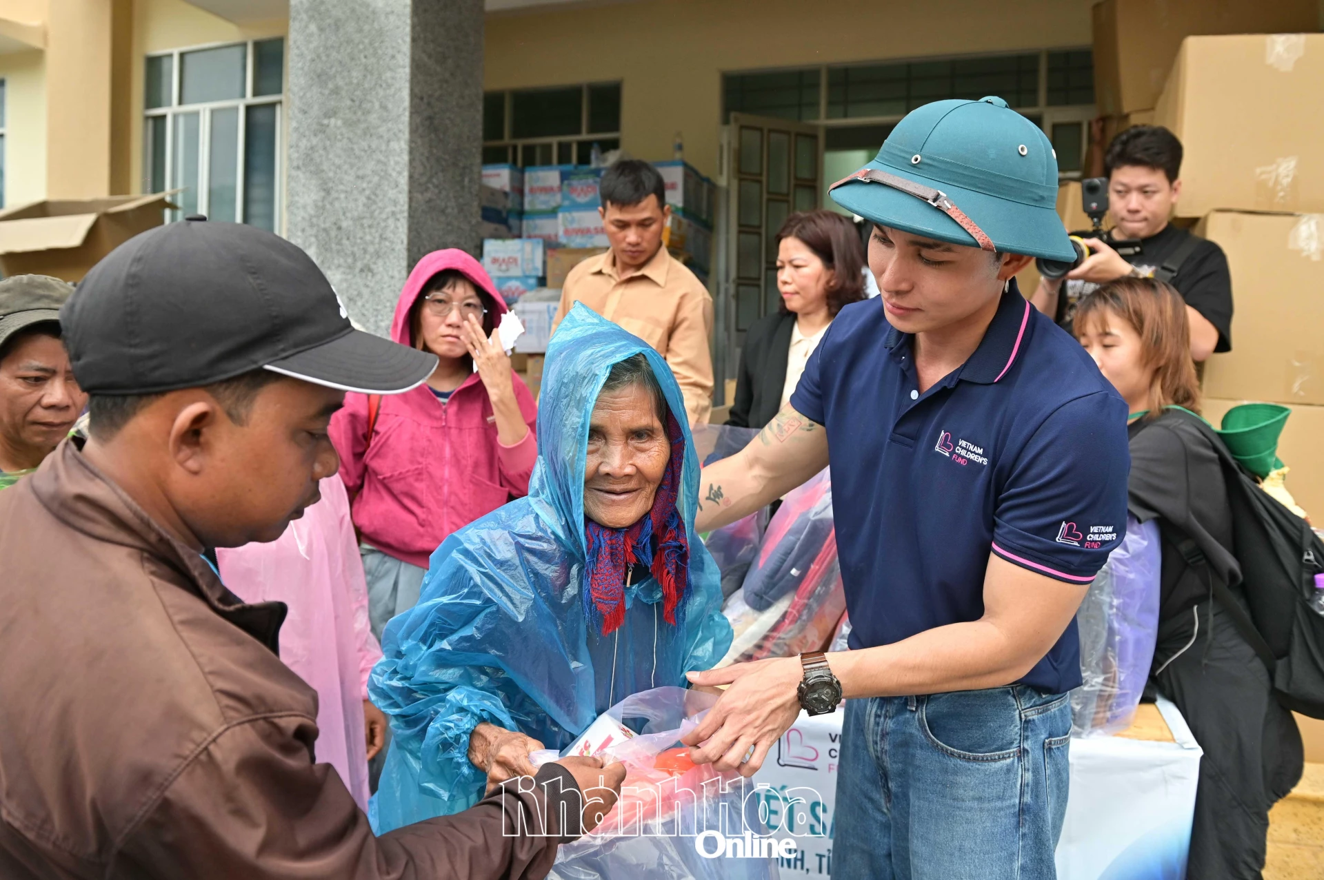Ca sĩ Jun Phạm tham gia đồng hành cùng hoạt động nhằm hỗ trợ cho người dân.