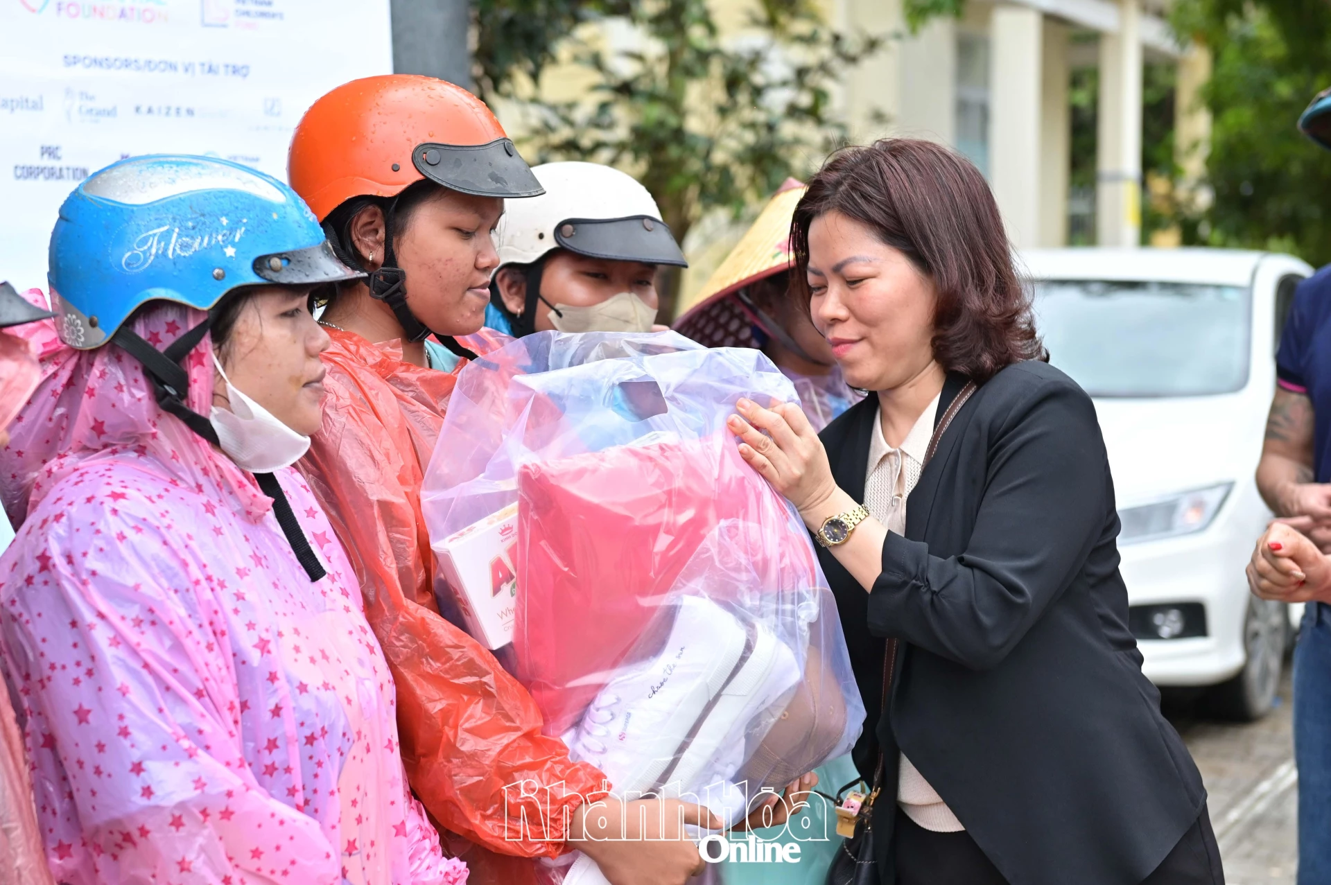 Đoàn trao quà đến người dân.