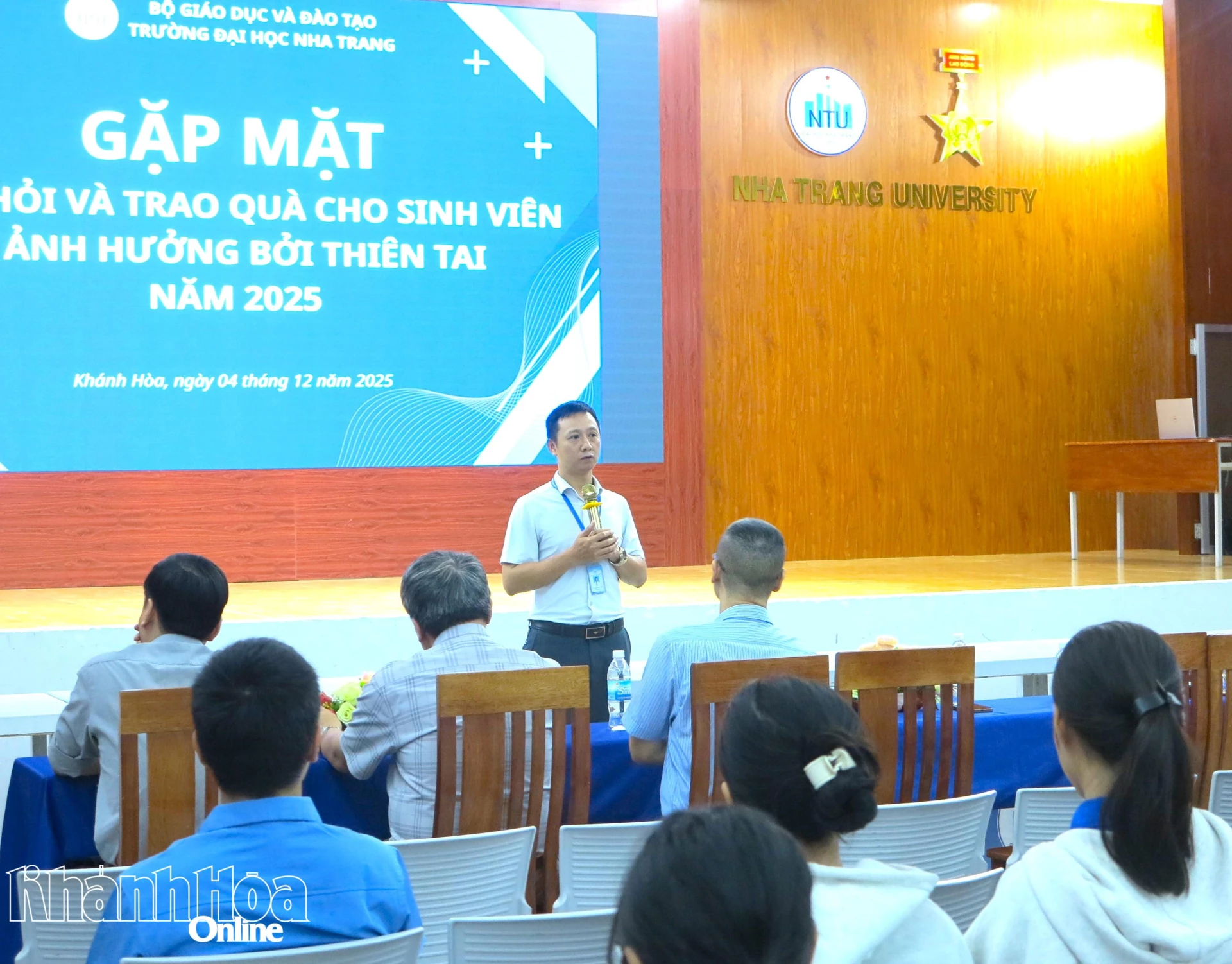 Dr. Tran Doan Hung - vicerektor vid Nha Trang universitet talade för att dela med sig av och uppmuntra studenter som drabbats av översvämningarna.