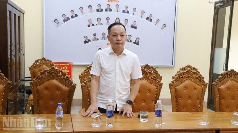 Kamrat Le Thanh Tung, biträdande chef för Nhan Dan Newspapers representationskontor i centrala höglandet, besökte och delade med sig av förlusterna och skadorna som befolkningen i Dak Lak-provinsen lidit under de senaste stormarna och översvämningarna. ndo_bl_img-8518-8088.jpg