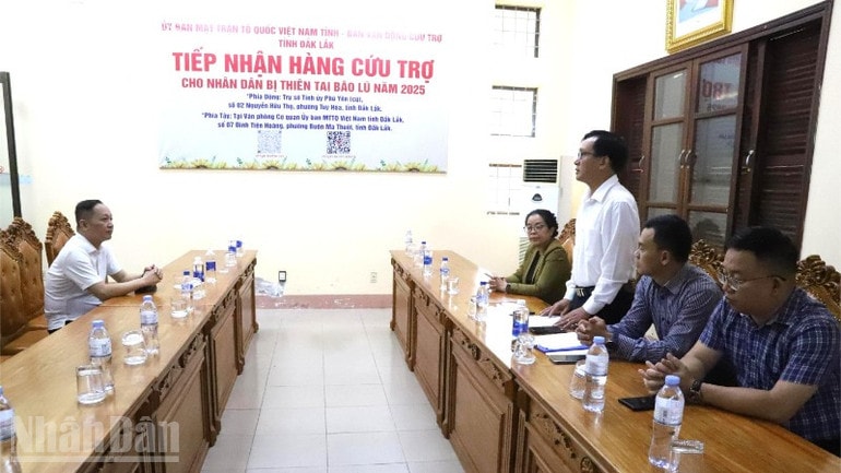 Deltagarna deltog i ceremonin för utdelning av ekonomiskt stöd. ndo_bl_img-8510-7731.jpg