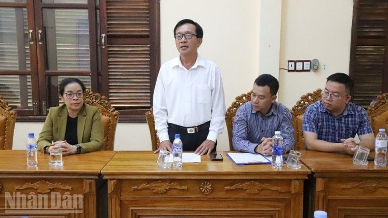 Kamrat Le Ba Canh, vice ordförande för Vietnams fosterlandsfrontskommitté i Dak Lak-provinsen, informerade om situationen för att övervinna konsekvenserna av stormar och översvämningar i provinsen. ndo_bl_img-8515-9921.jpg