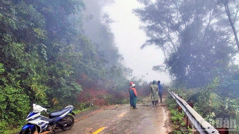 Sucessivos deslizamentos de terra dificultaram o acesso à área onde mais de 20 carros estão presos no Km 41 do Passo de Gia Bac. ndo_br_3-5124.jpg