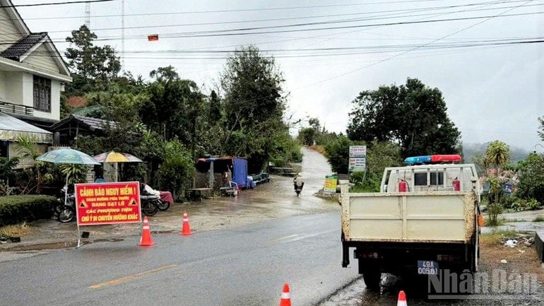 A Polícia de Trânsito da Província de Lam Dong regula o tráfego no sopé do Passo de Gia Bac, na Comuna de Son Dien. ndo_br_9-7987.jpg