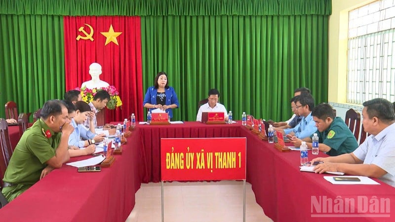 La camarade Ma Thi Tuoi, vice-présidente permanente du Conseil populaire de la ville de Can Tho, a travaillé avec les principaux dirigeants de la commune de Vi Thanh 1.