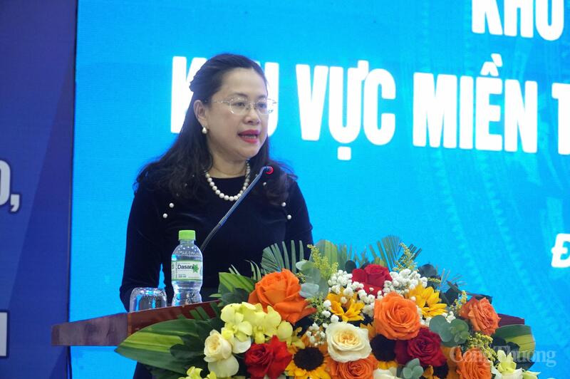 Fru Do Thi Minh Tram, biträdande chef för avdelningen för innovation, grön omvandling och industriell främjande, talade vid konferensen.