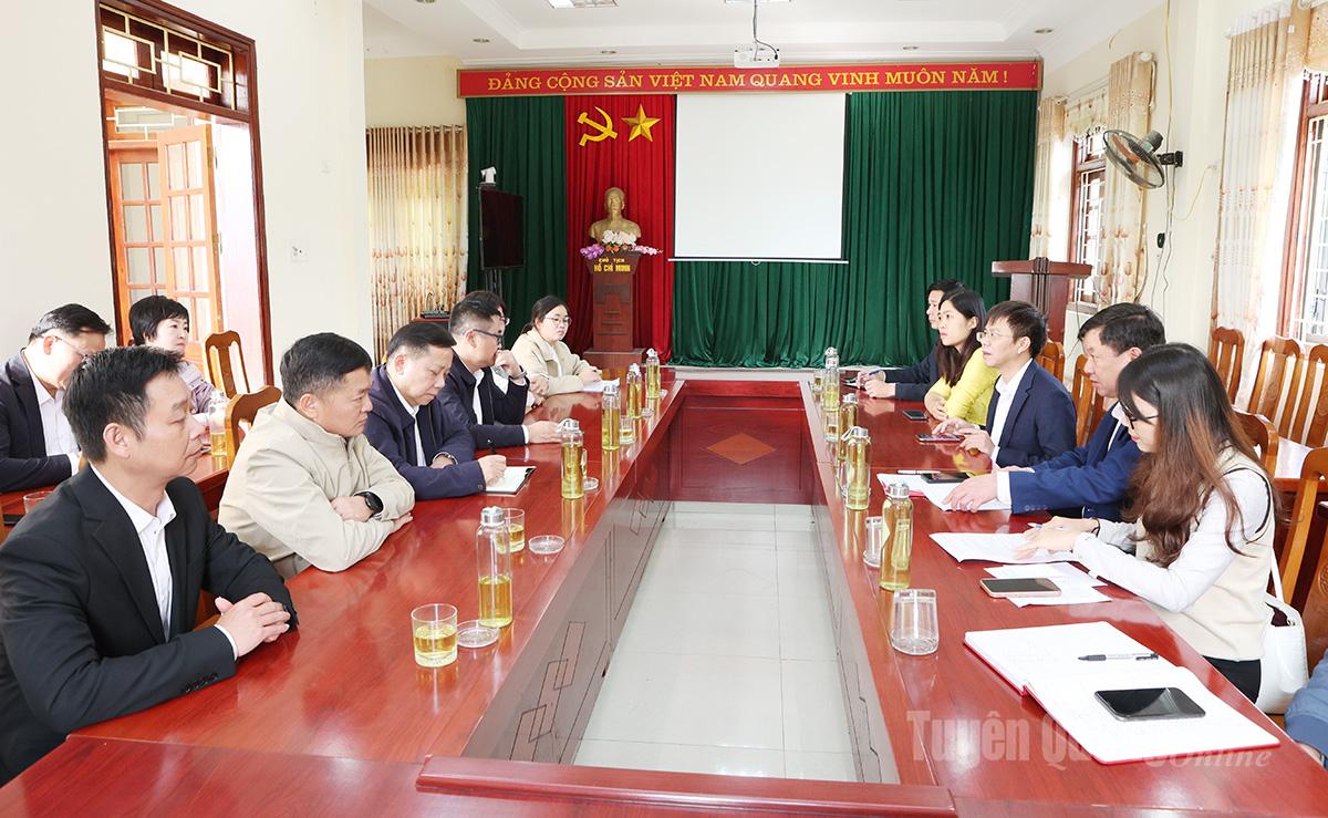 Delegasi pejabat dari Panitia Penyelenggara Komite Partai Kota Bach Sac (Tiongkok) mengunjungi dan bekerja di komune Tan Trao.