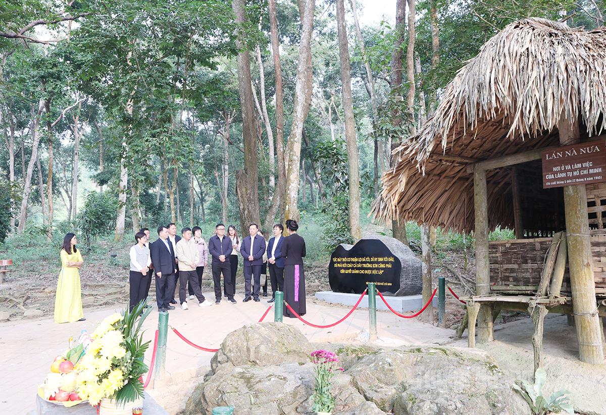 Delegasi berkunjung dan mempersembahkan dupa di gubuk Na Nua.