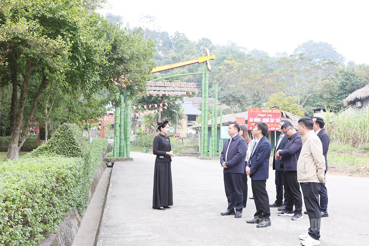 Para delegasi mendengarkan presentasi tentang pohon beringin Tan Trao.