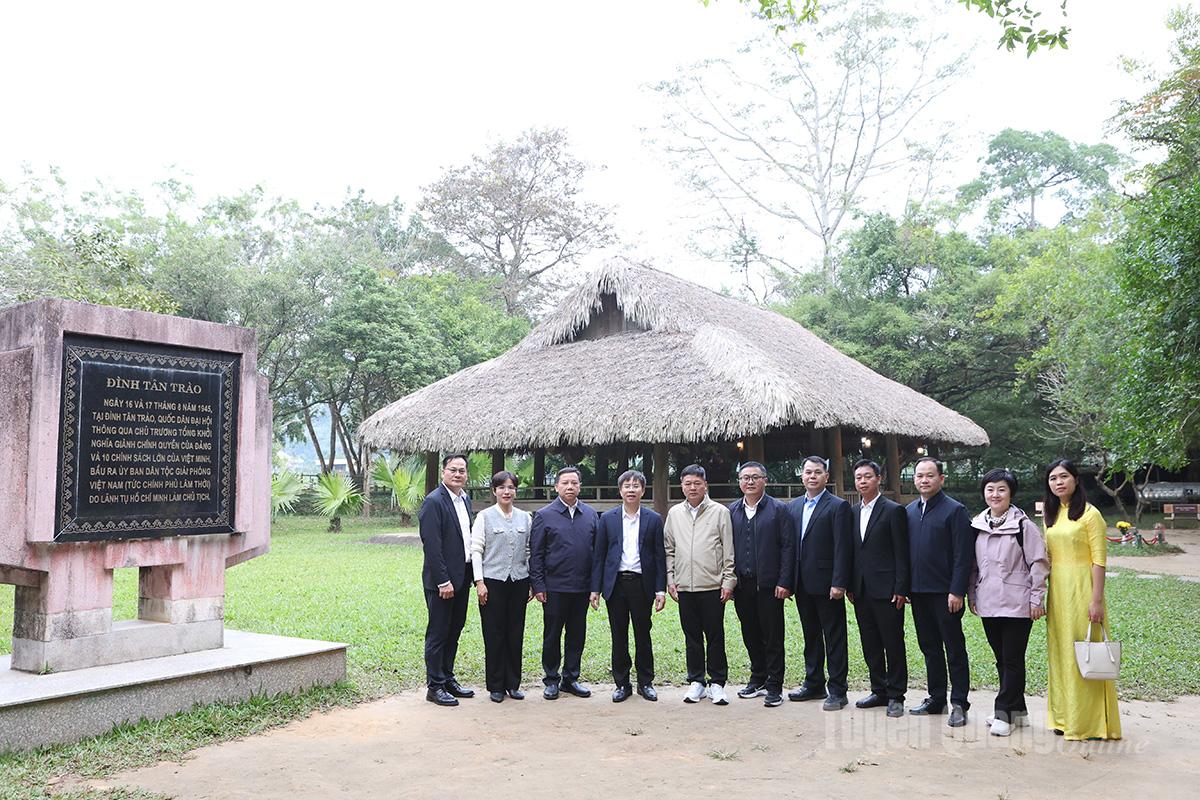 Para delegasi berkunjung, mempersembahkan dupa, dan mengambil foto kenang-kenangan di rumah komunal Tan Trao.