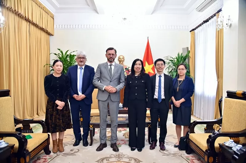 Thứ trưởng Ngoại giao Lê Thị Thu Hằng tiếp Giám đốc Cơ quan Phát triển Pháp (AFD)