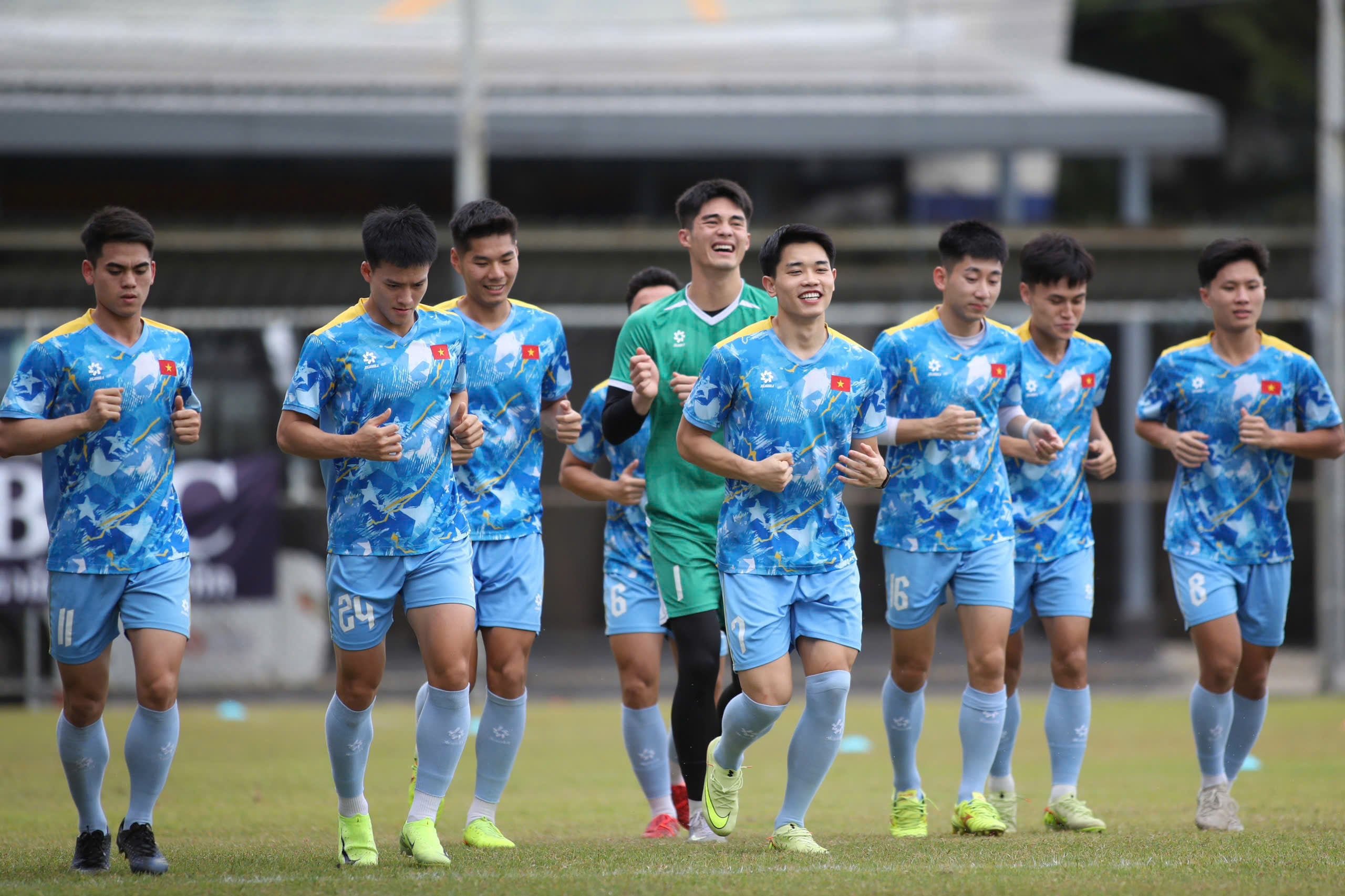 Hai sắc thái đối lập ở U.23 Việt Nam, thủ môn 1,91 m phô diễn kỹ năng đẳng cấp- Ảnh 1.