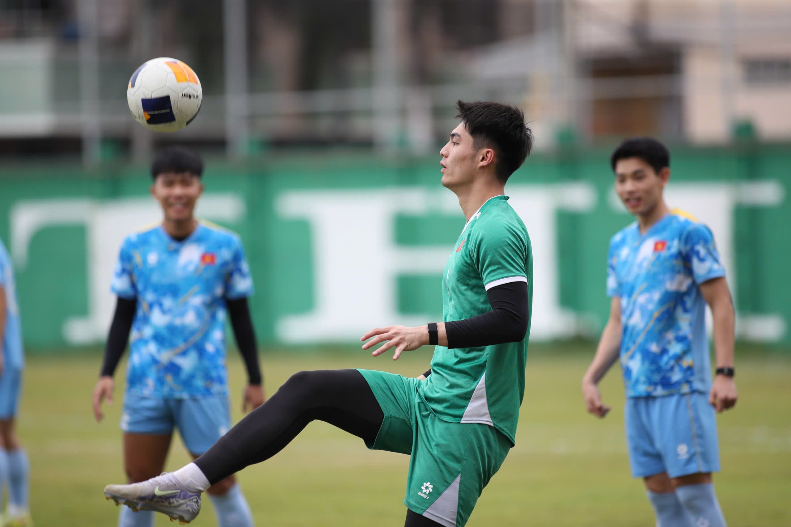 Hai sắc thái đối lập ở U.23 Việt Nam, thủ môn 1,91 m phô diễn kỹ năng đẳng cấp- Ảnh 3.