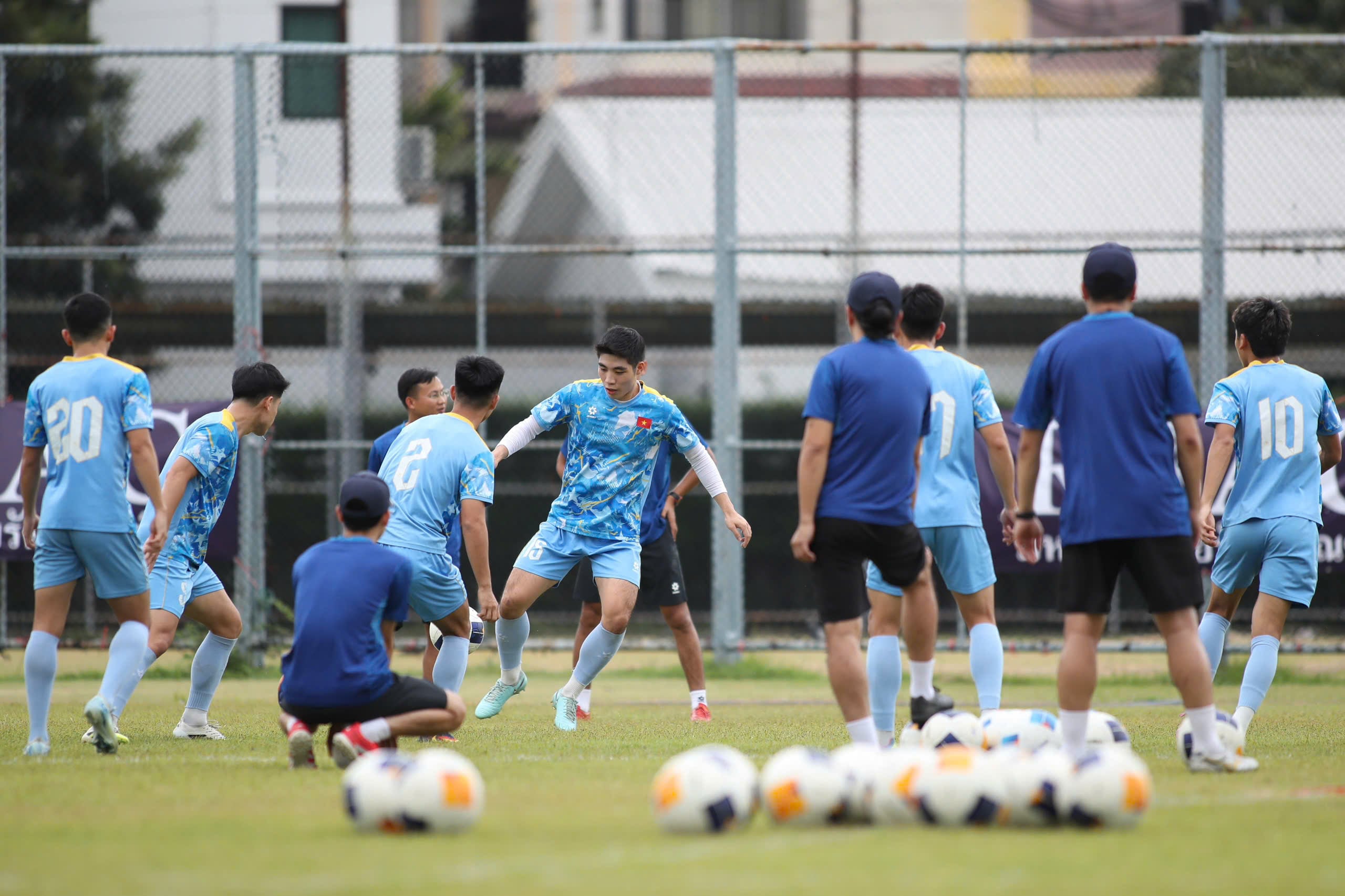 Hai sắc thái đối lập ở U.23 Việt Nam, thủ môn 1,91 m phô diễn kỹ năng đẳng cấp- Ảnh 5.