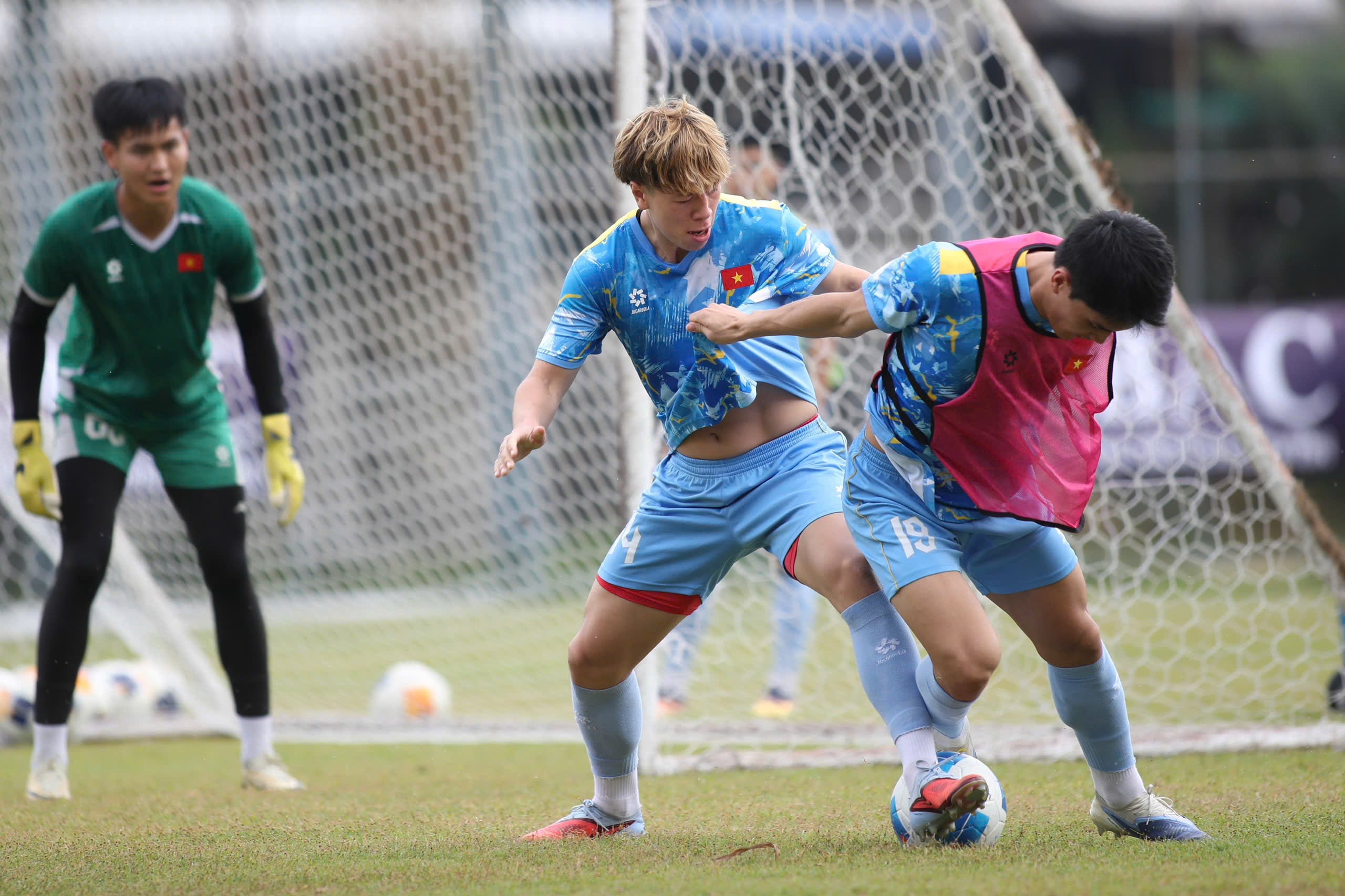 Hai sắc thái đối lập ở U.23 Việt Nam, thủ môn 1,91 m phô diễn kỹ năng đẳng cấp- Ảnh 6.