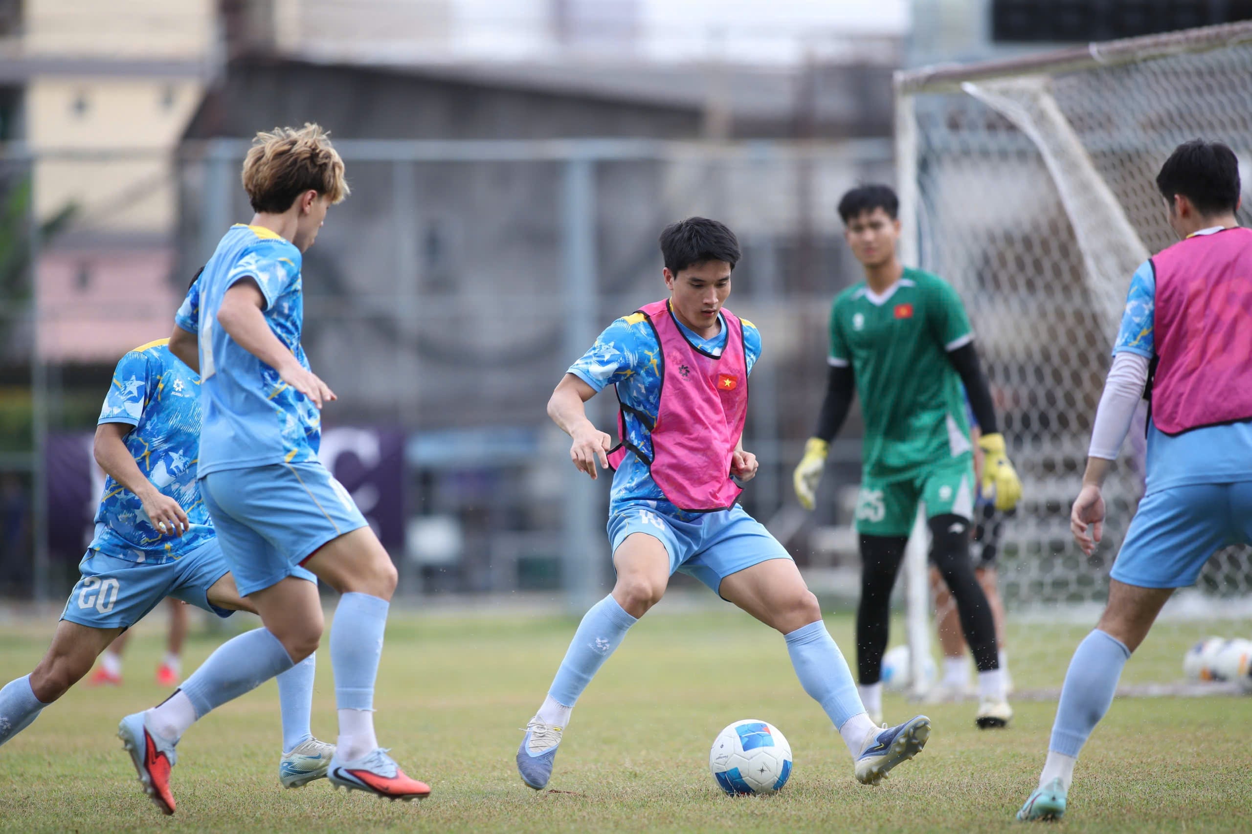 Hai sắc thái đối lập ở U.23 Việt Nam, thủ môn 1,91 m phô diễn kỹ năng đẳng cấp- Ảnh 9.