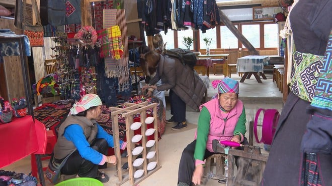 Phụ nữ vùng cao làm kinh tế từ thổ cẩm: Hành trình thoát nghèo từ đôi tay truyền thống - Ảnh 2.