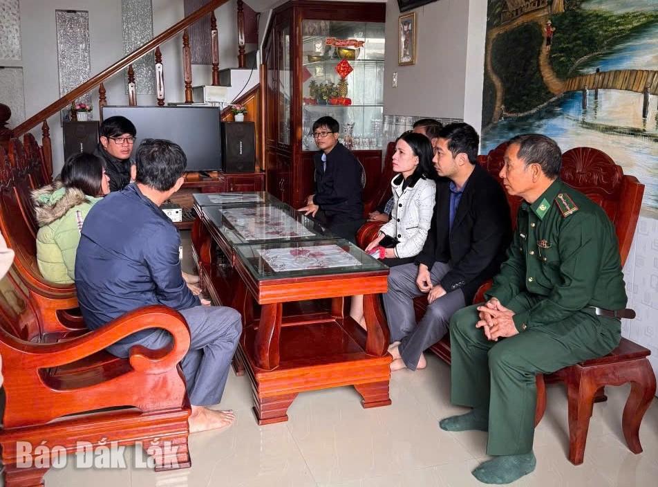 สถานีตำรวจตระเวนชายแดนตุ้ยฮวา ประสานงานกับหน่วยงานในพื้นที่ ลงพื้นที่เยี่ยมครอบครัวเจ้าของรถที่ประสบอุบัติเหตุกลางทะเล