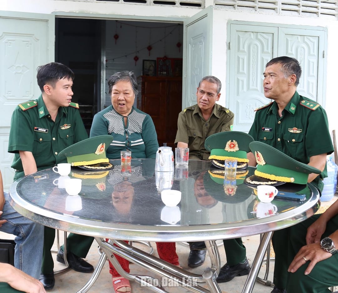 Tjänstemän vid Ia Rve gränsbevakningsstation sprider bestämmelser om nationell suveränitet till folket.