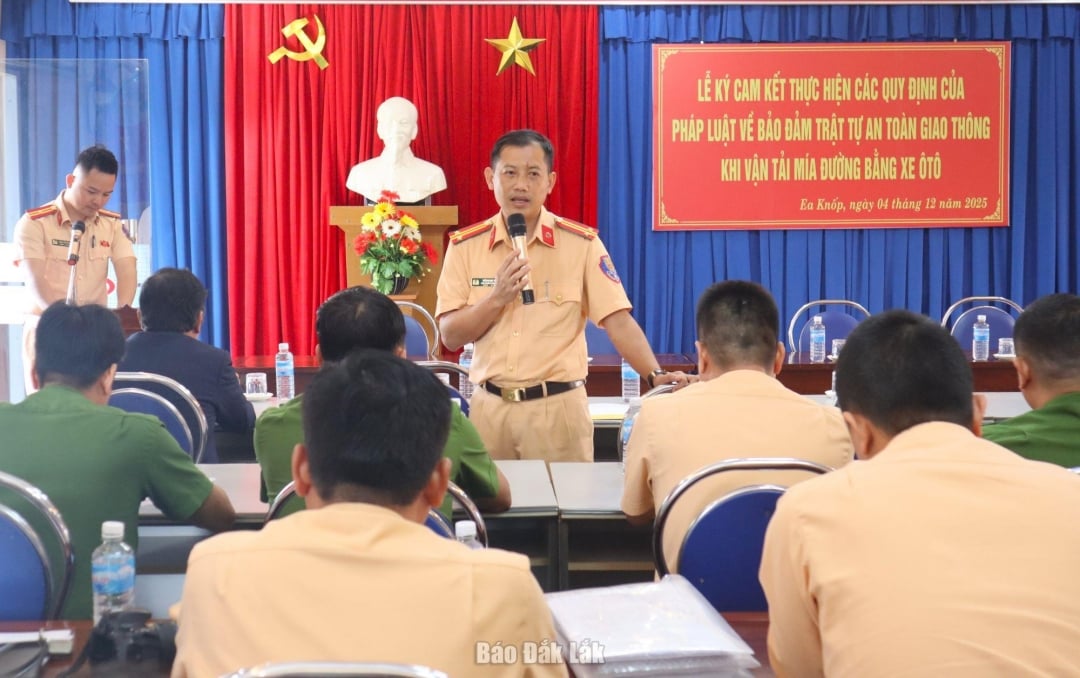 סגן אלוף טראן נגוק טו, סגן ראש מחלקת משטרת התנועה, דיווח על מצב הבטיחות והסדר בדרכים בכביש לאומי 26.