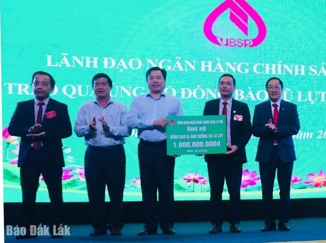 ສະຫາຍ Tran Huu The, ກໍາມະການຄະນະປະຈໍາພັກແຂວງ, ຮອງປະທານຄະນະກໍາມະການແນວໂຮມປະເທດຊາດຫວຽດນາມ ແຂວງ ແລະ ທ່ານ ຫງວຽນທ້ຽນວັນ, ຮອງປະທານຄະນະກໍາມະການປະຊາຊົນແຂວງ ໄດ້ໃຫ້ການສະໜັບສະໜູນຈາກທະນາຄານນະໂຍບາຍສັງຄົມຫວຽດນາມ.