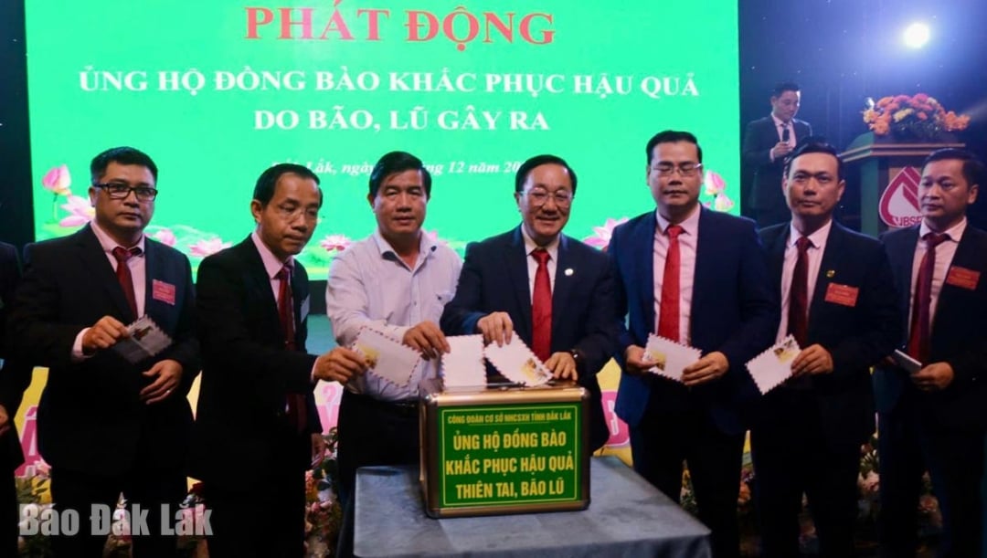 ສະຫະພັນກຳມະບານຮາກຖານທະນາຄານນະໂຍບາຍສັງຄົມແຂວງ ດັກລັກ ໄດ້ລະດົມສະມາຊິກສະຫະພັນກຳມະບານ ແລະ ຄົນງານໃນລະບົບເຂົ້າຮ່ວມການຊ່ວຍເຫລືອປະຊາຊົນທີ່ໄດ້ຮັບຜົນກະທົບຈາກໄພນໍ້າຖ້ວມ.