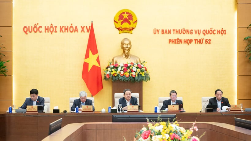 Ketua Majelis Nasional Tran Thanh Man dan para Wakil Ketua Majelis Nasional memimpin dan mengarahkan rapat tersebut. (Foto: DUY LINH)