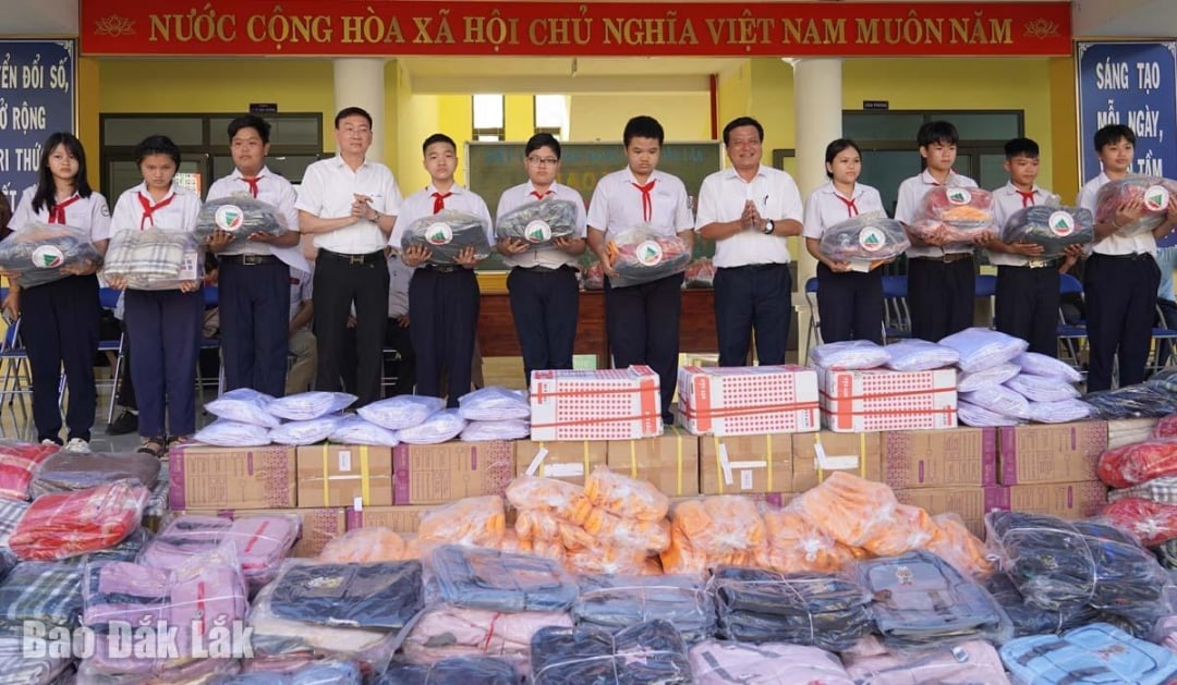 Dak Lak provinsielle næringsforening gir gaver for å støtte elever ved Nguyen Van Troi videregående skole.