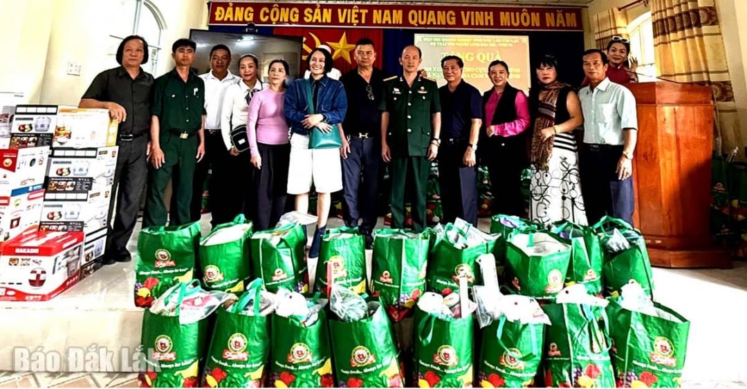 Delegasjonen ga gaver til veteraner i Duc Binh kommune.