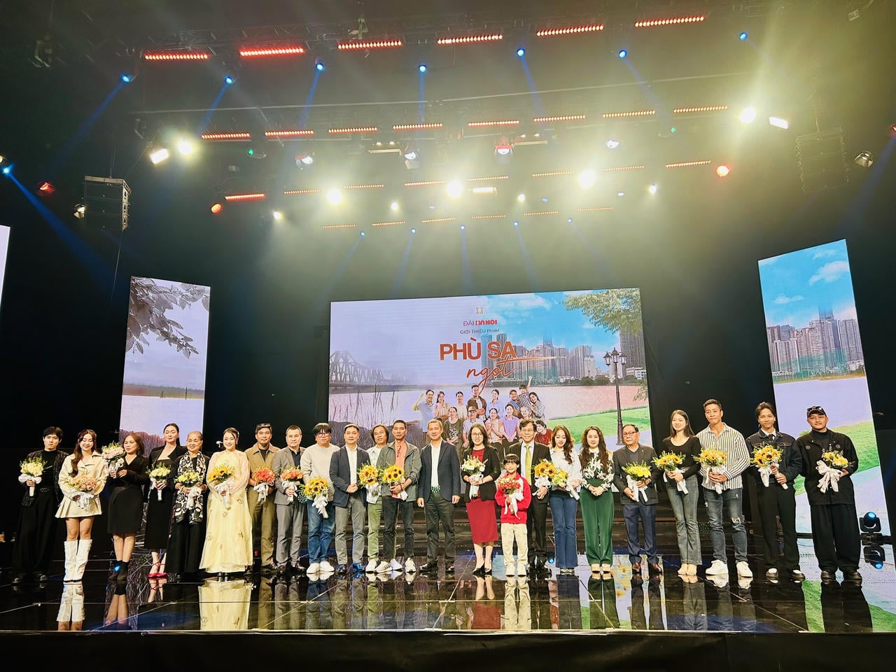 'Sweet Alluvium' ສະແດງໃຫ້ເຫັນເຖິງການຂຶ້ນລົງ ແລະຄວາມມຸ່ງຫວັງຂອງປະຊາຊົນທີ່ອາໄສຢູ່ລຽບຕາມແມ່ນ້ຳແດງ