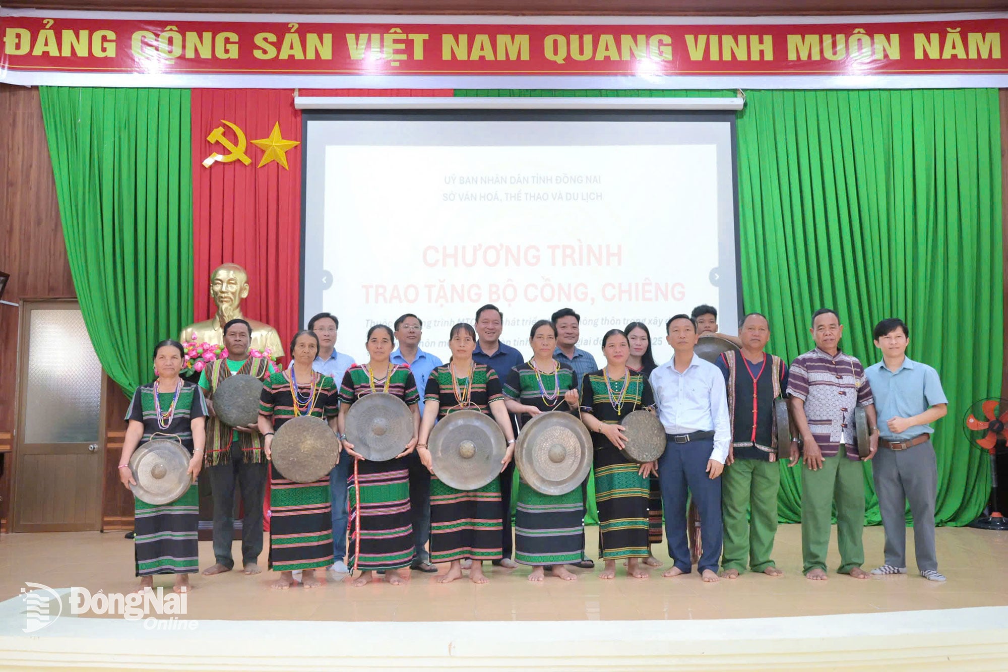 Vertreter des Ministeriums für Kultur, Sport und Tourismus der Provinz Dong Nai und Delegierte überreichten Vertretern des Bu Gia Map Nationalparks Gongs. Foto: Truong Giang  