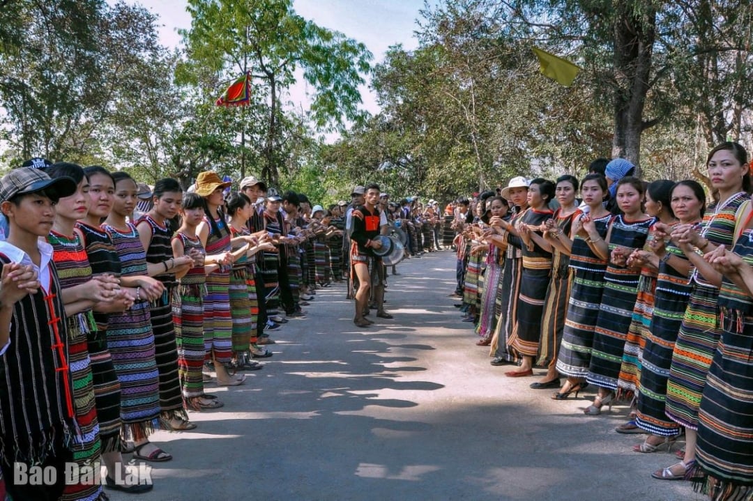 اجرای گنگ‌ها، آهنگ‌های محلی و رقص‌های سنتی محلی در فعالیت‌های مردم بوون دان به نمایش گذاشته می‌شود.