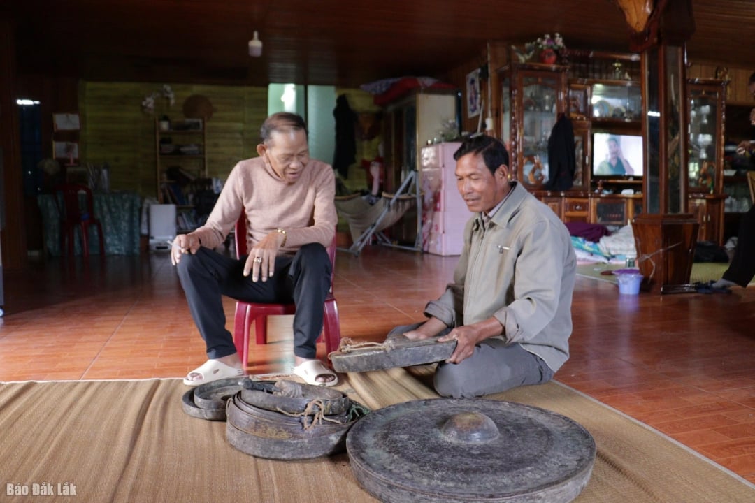 آقای وای دم با مردم درباره حفاظت از فرهنگ صحبت می‌کند