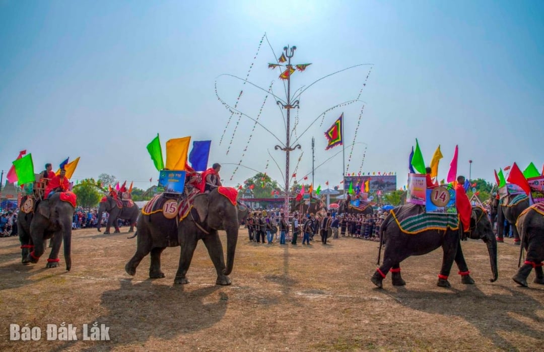 بسیاری از جشنواره‌های سنتی مانند جشنواره فیل هنوز در کمون بوون دان برگزار می‌شوند.