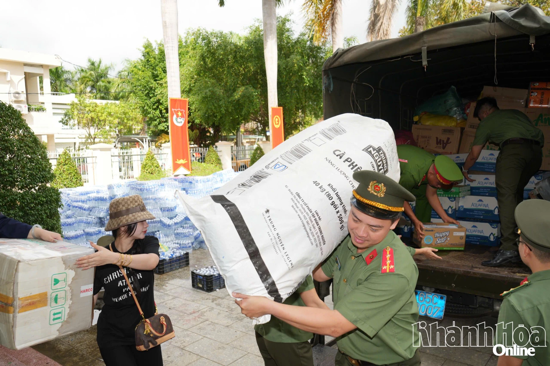 នាយទាហាន នាយទាហានរង ពលទាហាន ប្រគល់សម្ភារៈចាំបាច់ ជូនប្រជាពលរដ្ឋក្នុងឃុំ ឌៀន ឌៀន និង ឌៀនខាញ់។