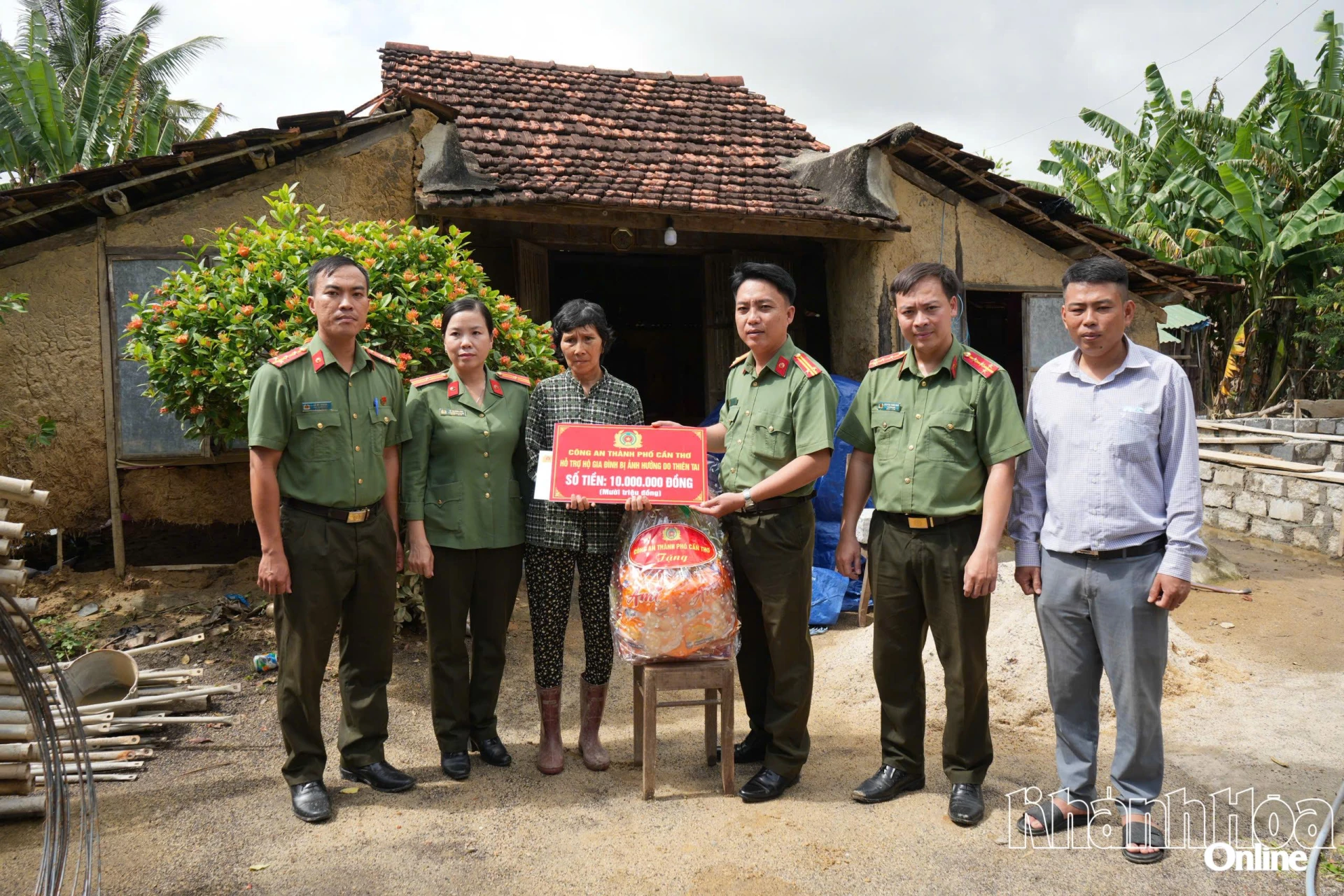 គណៈប្រតិភូការងារបានប្រគល់សម្ភារៈចាំបាច់ដល់គ្រួសារលោកស្រី Nguyen Thi My Chau នៅភូមិ Tay 4 ឃុំ Dien Dien។