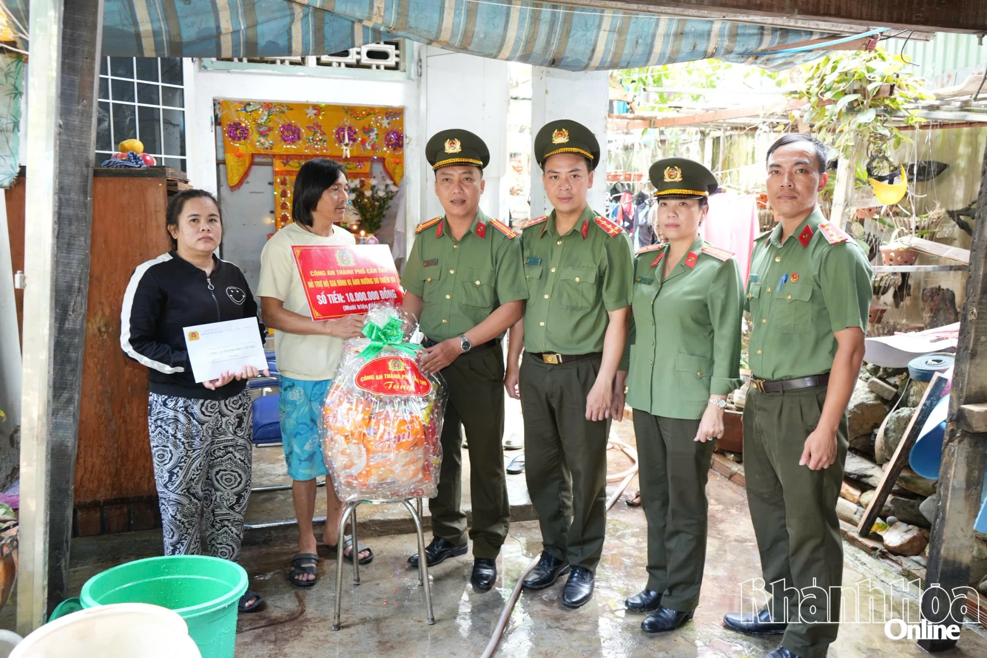 គណៈប្រតិភូការងារបានប្រគល់សម្ភារៈចាំបាច់ដល់គ្រួសារលោក Pham Van Hiep នៅភូមិ Phan Boi Chau 1 ឃុំ Dien Khanh ។