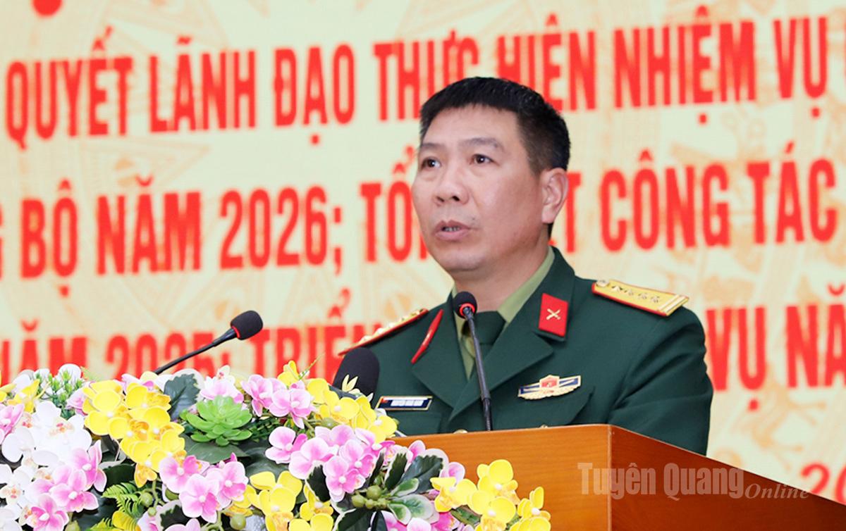 พันเอกเหงียน ฮ่วย นาม รองเลขาธิการคณะกรรมการพรรคทหารจังหวัด ผู้บังคับการฝ่ายการเมืองกองบัญชาการทหารจังหวัด รายงานในการประชุม