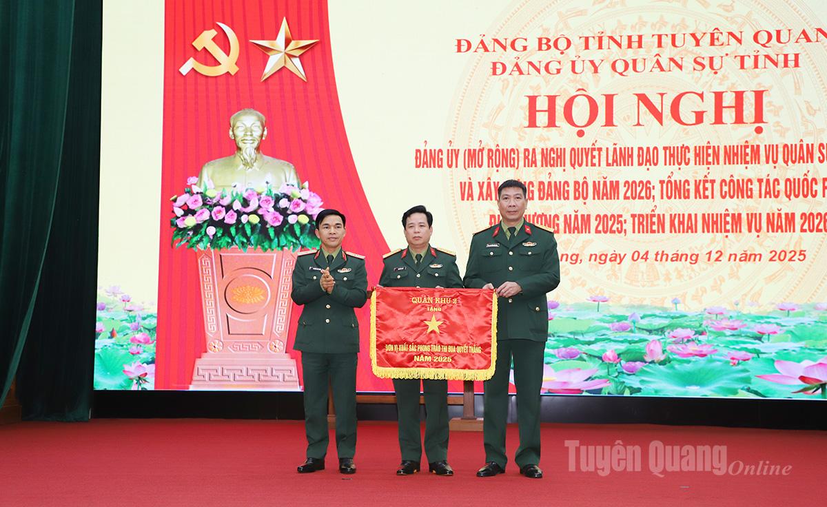 พลตรีเหงียน วัน ซวน รองผู้บัญชาการทหารภาค 2 มอบธงหน่วยดีเลิศ ขบวนการเลียนแบบ 2568 แก่กองบัญชาการทหารจังหวัด