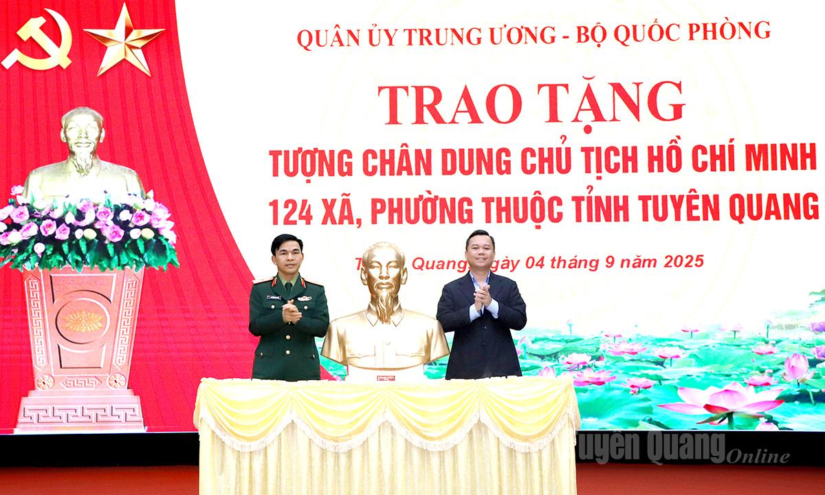 พลตรีเหงียน วัน ซวน รองผู้บัญชาการทหารภาค 2 มอบภาพเหมือนของประธานาธิบดีโฮจิมินห์แก่ตัวแทนของแขวงมิ่งซวน