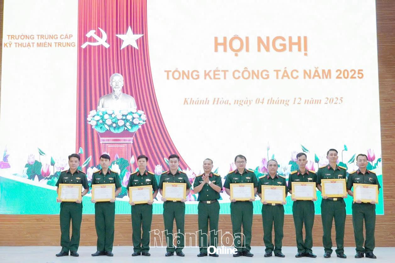 স্কুলের অধ্যক্ষ দল এবং ব্যক্তিদের পুরস্কৃত করেন।