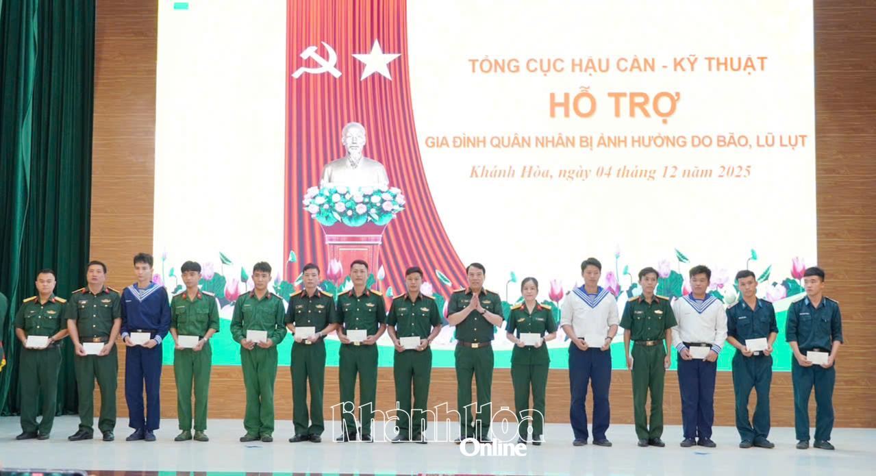 মেজর জেনারেল ভু ভ্যান কুওং সৈন্যদের সহায়তার জন্য উপহার প্রদান করেন।