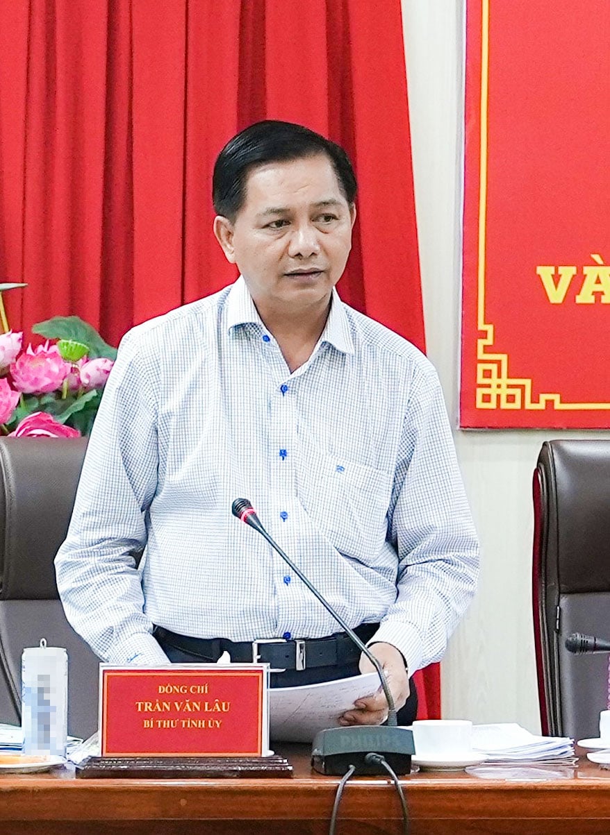 លេខាបក្សខេត្ត - លោក Tran Van Lau ថ្លែងសុន្ទរកថាក្នុងសន្និសីទ។